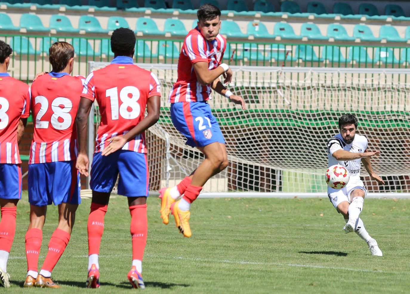 Fotos del partido entre la Segoviana y el Atlético de Madrid B