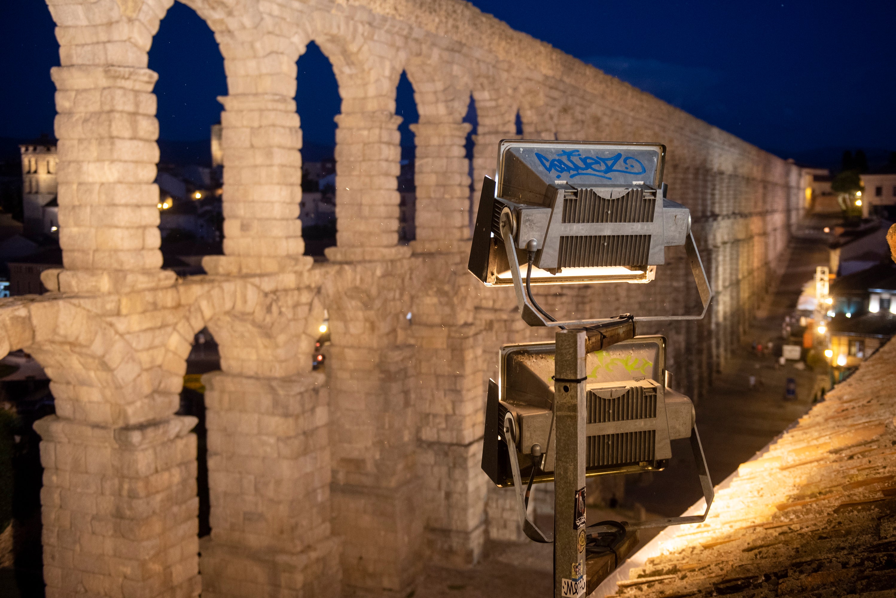 Uno de los focos que iluminan el Acueducto de Segovia.