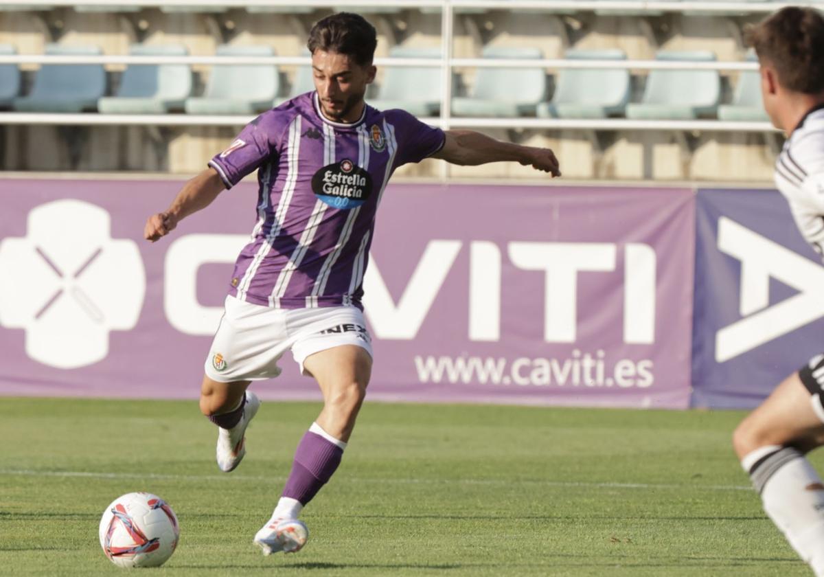 Raúl Moro, durante el encuentro ante el Burgos CF esta pretemporada.