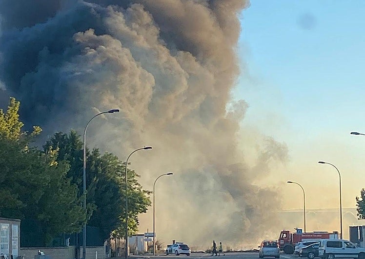 El fuego de matorral a las afueras de Peñafiel crea una gran columna de humo