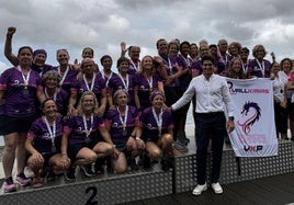 Las integrantes de las Vallkirias posan radiantes con sus medallas en el podio.