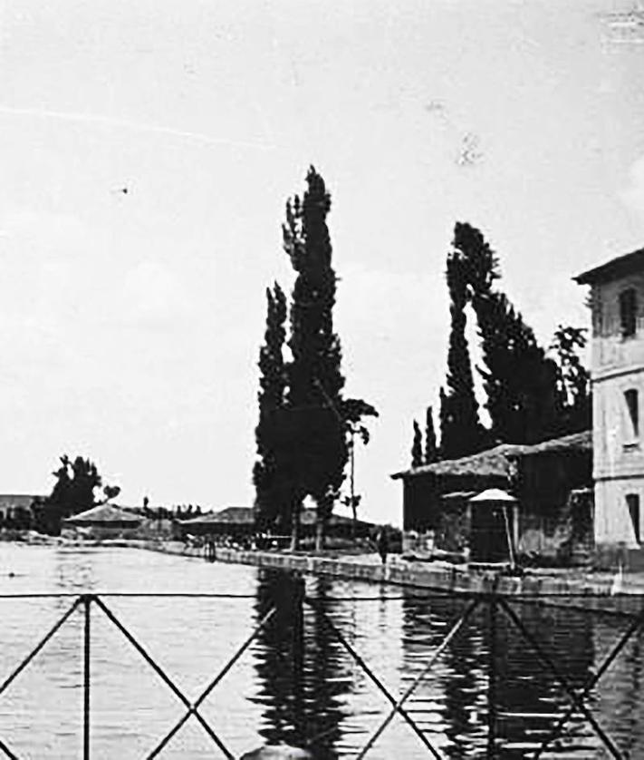 Imagen secundaria 2 - Foto 1: Tareas de limpieza y dragado en el canal. Foto 2: Panorámica del barrio de la Victoria y de la dársena del Canal de Castilla, con las instalaciones fabriles, avanzado el siglo XX. Foto 3: Imagen estereoscópica de la dársena en los años 20 del siglo XX. 4,7, 6