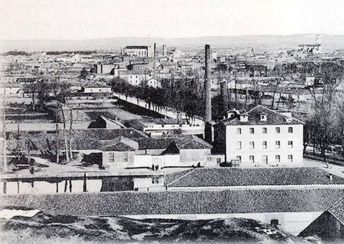 Imagen secundaria 1 - Foto 1: Tareas de limpieza y dragado en el canal. Foto 2: Panorámica del barrio de la Victoria y de la dársena del Canal de Castilla, con las instalaciones fabriles, avanzado el siglo XX. Foto 3: Imagen estereoscópica de la dársena en los años 20 del siglo XX. 4,7, 6