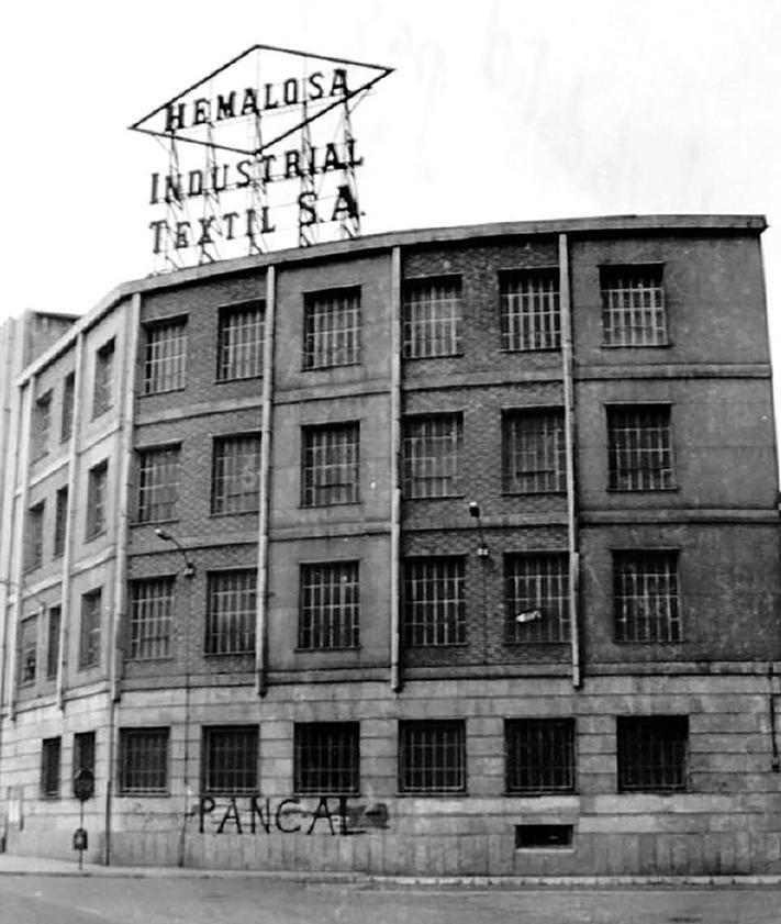 Imagen secundaria 2 - Foto 1: Panorámica del canal y de las fábricas harineras ubicadas en sus inmediaciones. Foto 2: Carro arrastrado por mulas pasando al lado de la fábrica de harinas La Palentina, junto a la avenida de Gijón. Foto 3: Industria textil de Hemalosa, ubicada sobre la antigua fundición del canal y la fábrica de harinas La Palentina, en la avenida de Gijón.