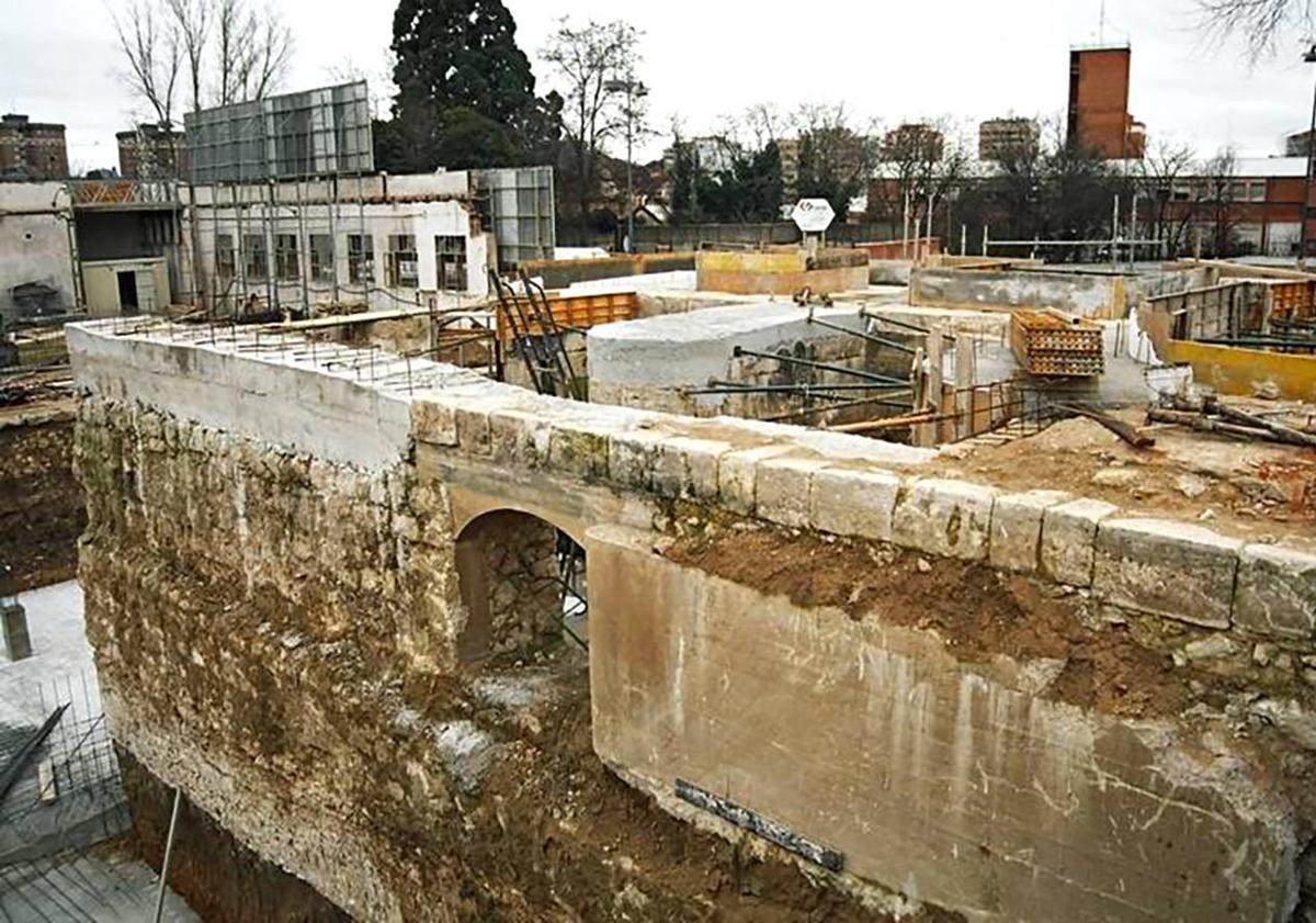 Imagen principal - Foto 1: Restos de la estructura de la fábrica harinera que existió en el solar de la fundición y de la fábrica de Harinas La Palentina, durante la construcción de una residencia. Foto 2: Vista del Puente Mayor y al fondo la fábrica de harinas de La Flor del Pisuerga, demolida en los años 70 del siglo XX, y la estación de la plaza de San Bartolomé. Foto 3: Fachad de la fábrica de harinas La Perla, reconvertida en el hotel Marqués de la Ensenada, en la actualidad .