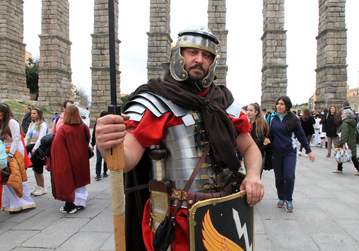 Un hombre vestido de soldado romano posa junto al Acueducto.