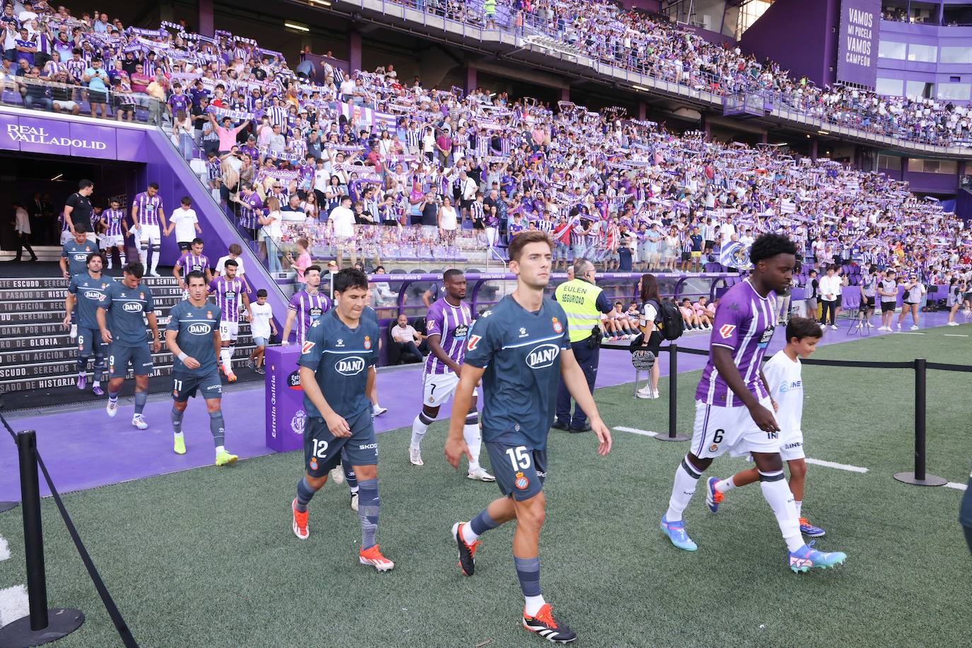 La victoria del Real Valladolid en su regreso a Primera, en imágenes