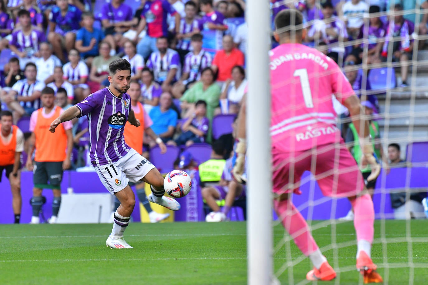 La victoria del Real Valladolid en su regreso a Primera, en imágenes