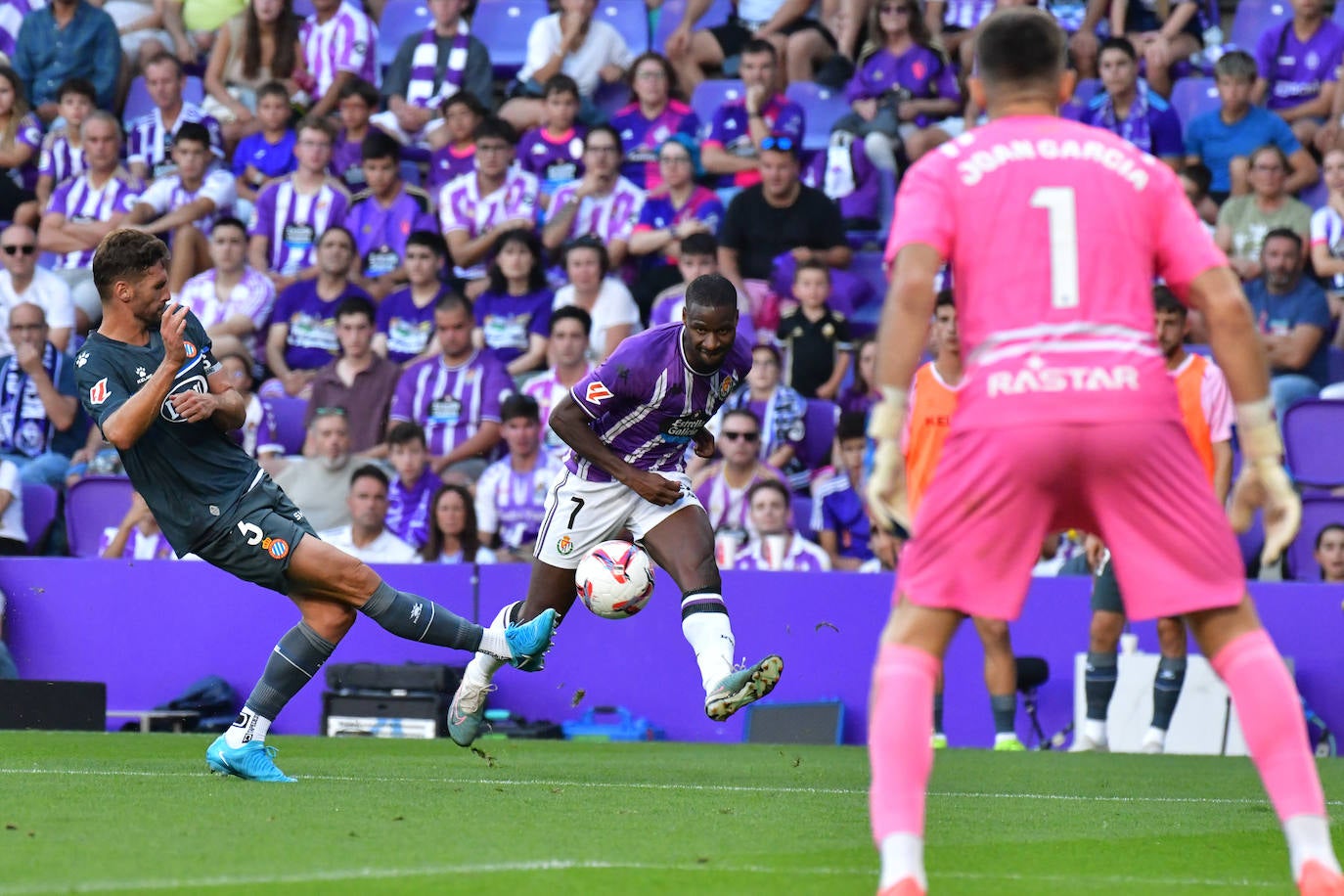 La victoria del Real Valladolid en su regreso a Primera, en imágenes