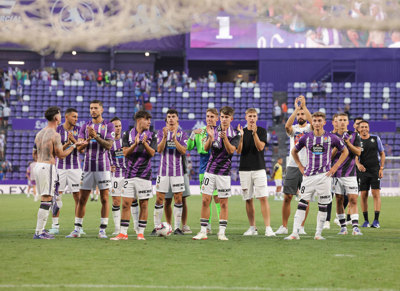 La victoria del Real Valladolid en su regreso a Primera, en imágenes