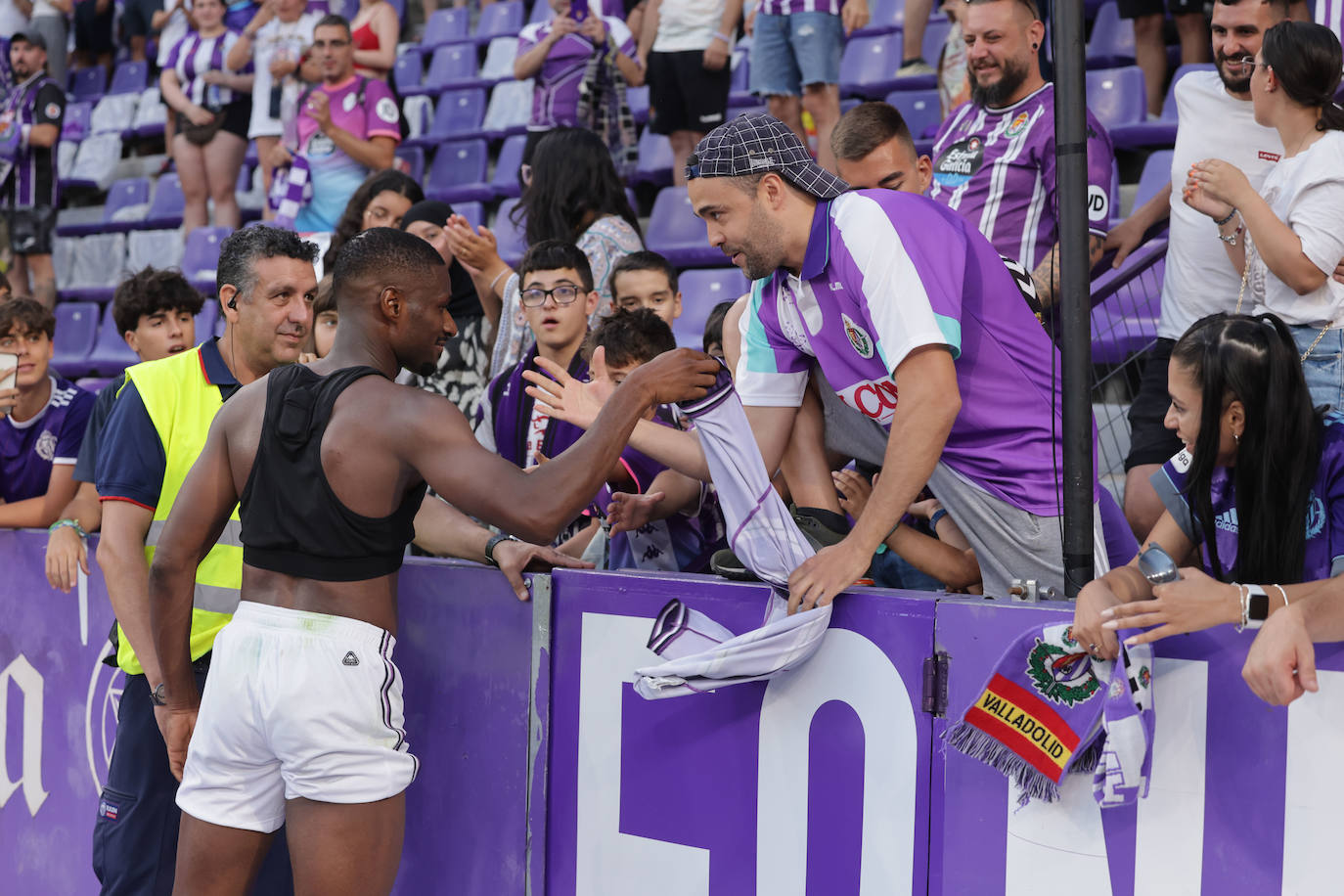 La victoria del Real Valladolid en su regreso a Primera, en imágenes