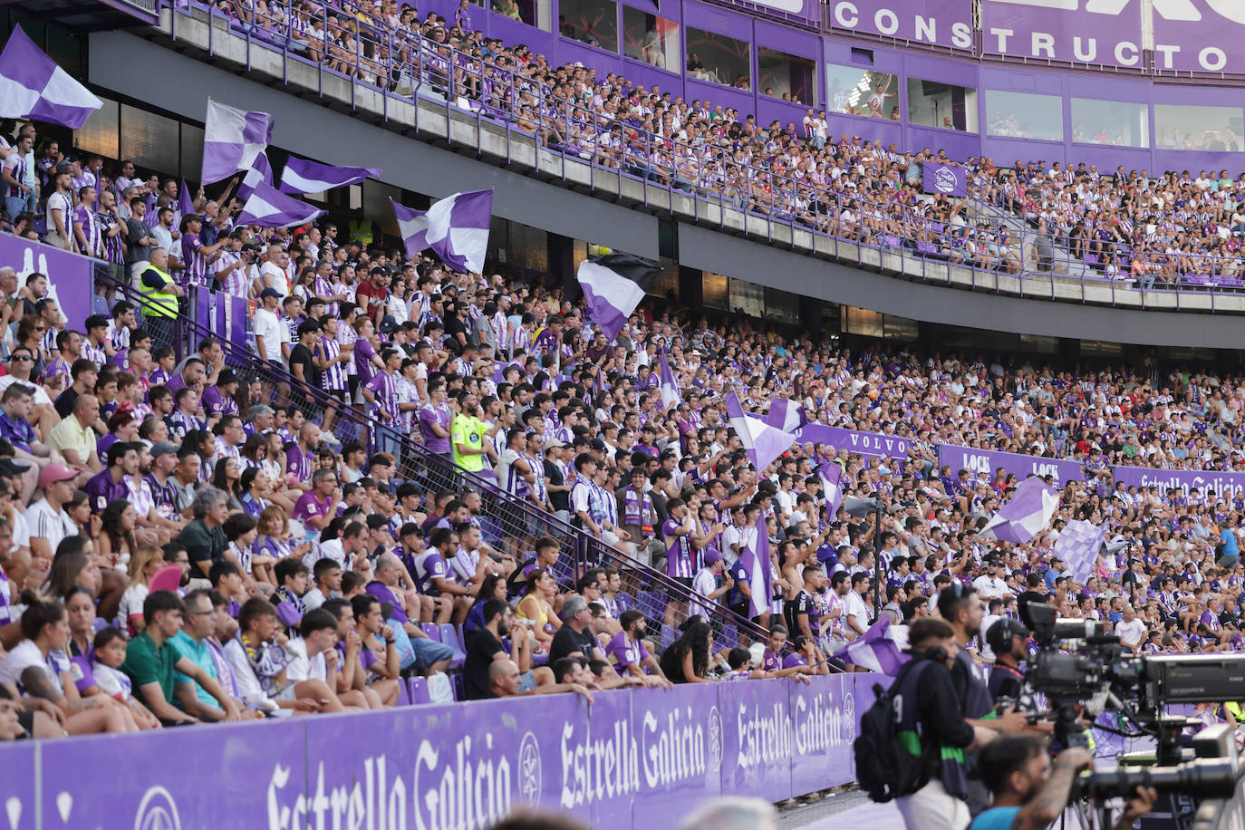 La victoria del Real Valladolid en su regreso a Primera, en imágenes