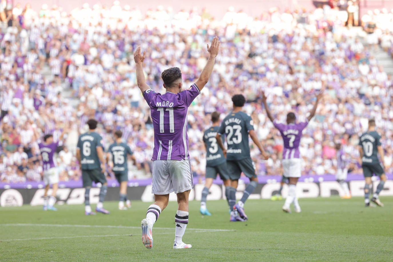 La victoria del Real Valladolid en su regreso a Primera, en imágenes