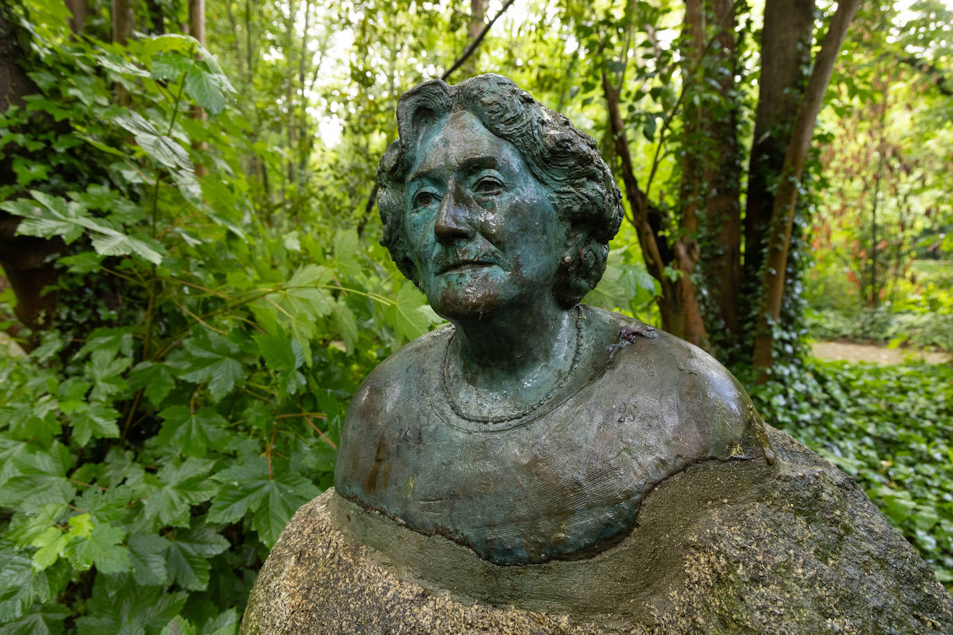 El 6 de junio de 1988, Rosa Chacel asistía a un homenaje en Valladolid, que le nombró hija predilecta, con un acto en el Teatro Calderón y la inauguración de este busto en el Campo Grande obra del escultor madrileño Francisco Barón