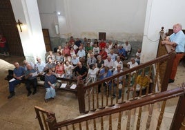 Francis Chapelet, a la derecha, durante el homenaje por su 90 cumpleaños en la iglesia de Abarca de Campos.