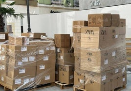 Varias cajas con el indicador de la talla, a la puerta de la tienda de Zara en la calle Constitución.