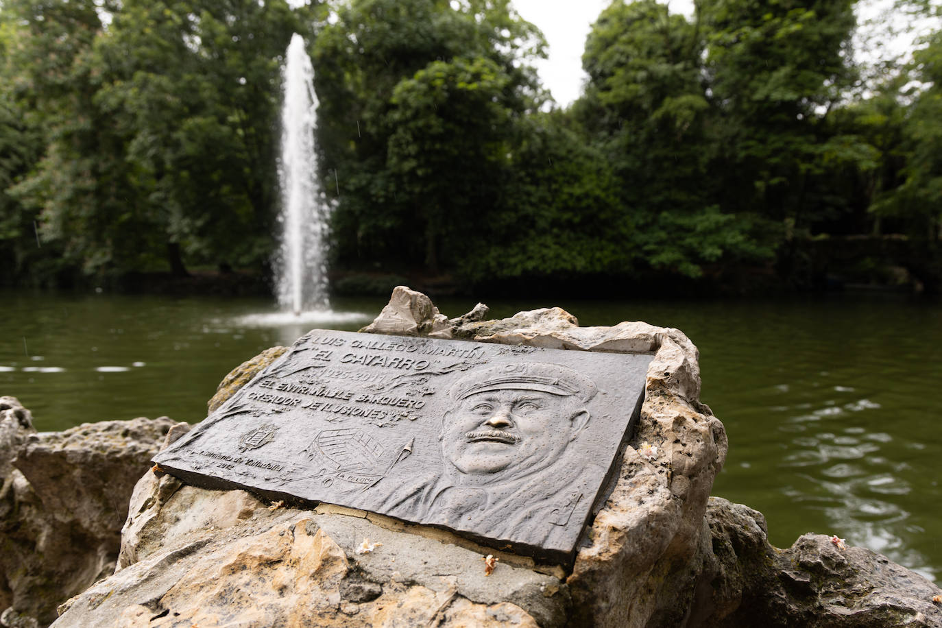 Junto al estanque encontramos una placa que recuerda, desde el 30 de octubre de 2012, a Luis Gallego Martín 'El catarro' 