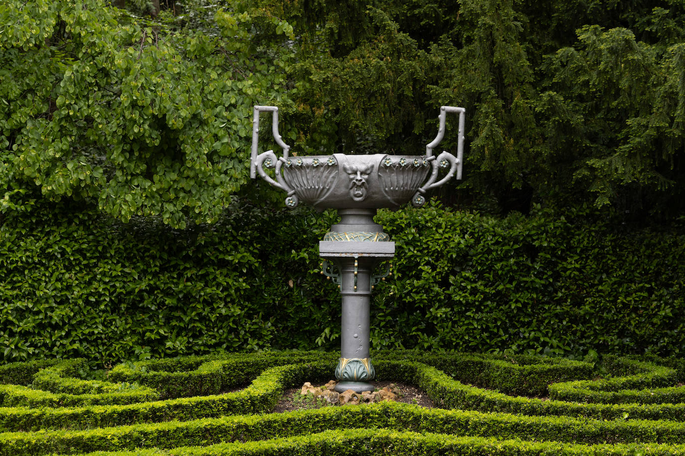 Muy cerca encontramos una copa de bronce cuyo autor también es desconocido