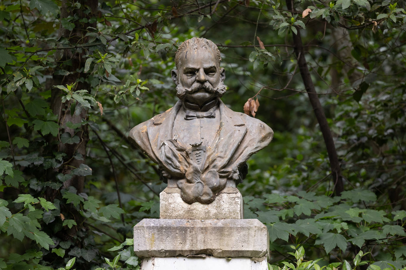 Busto de Miguel Íscar esculpido en 1907 por el riosecano Aurelio Rodríguez Vicente Carretero 