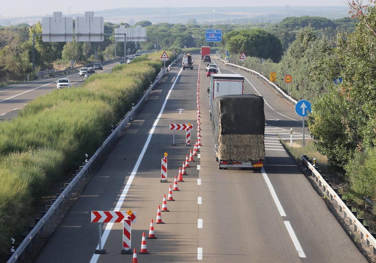 Señalización de la calzada en la A-62 a primera hora de este lunes.