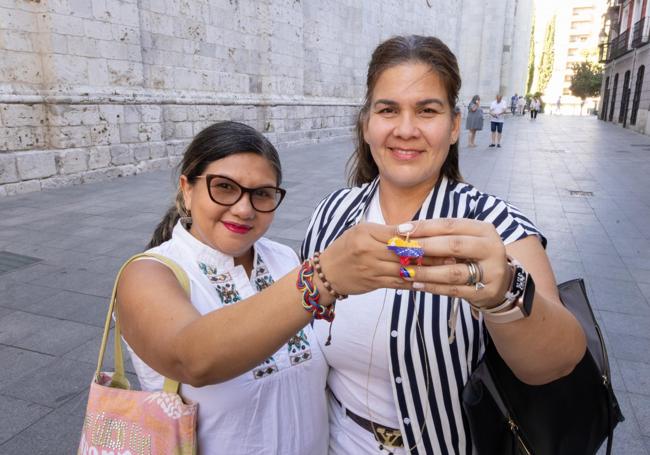 Julianny Duran (D) y Francy López Badillo, de la Asociación de Venezolanos en Valladolid.