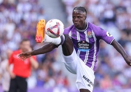 Amath N'Diaye controla de forma acrobática.