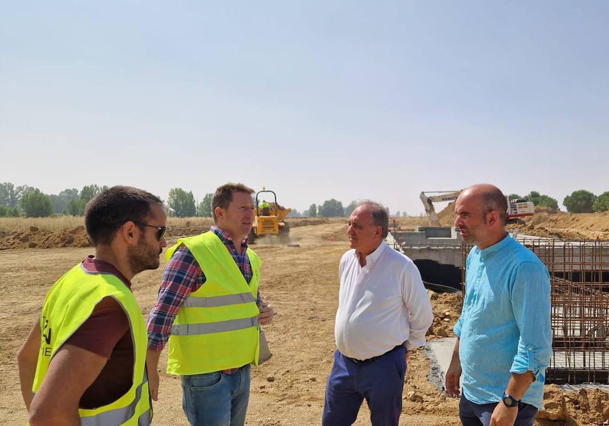 El alcalde de Villada, Manuel Gañán, a la derecha, con el delegado de la Junta, José Antonio Rubio, conversan con encargados de la obra de la depuradora en Villada.