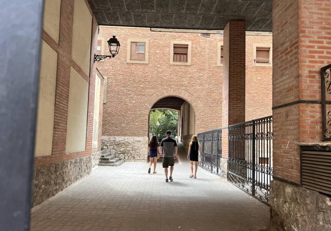 Soportales de ladrillo que llevan a una de las dos salidas de la plaza.