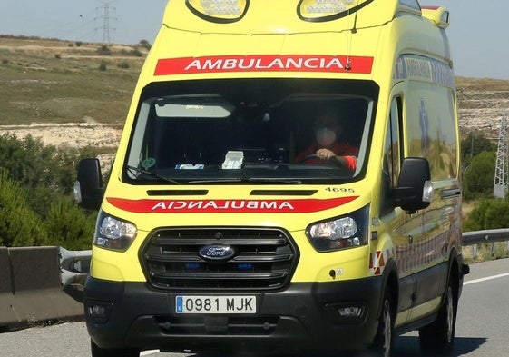 Ambulancia en una carretera de la provincia de Segovia.