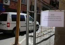 Un cartel advierte de los cortes en la calle Antonio Machado.