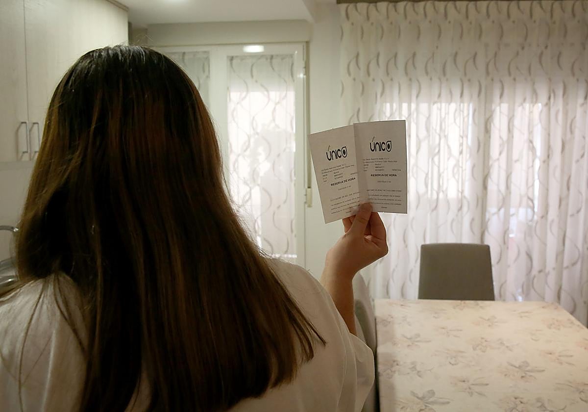 Mariana Deaconescu muestra sus bonos pendientes con Centro Único.