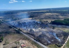 Vista aérea del incendio en San Miguel de Bernuy, originado este domingo.