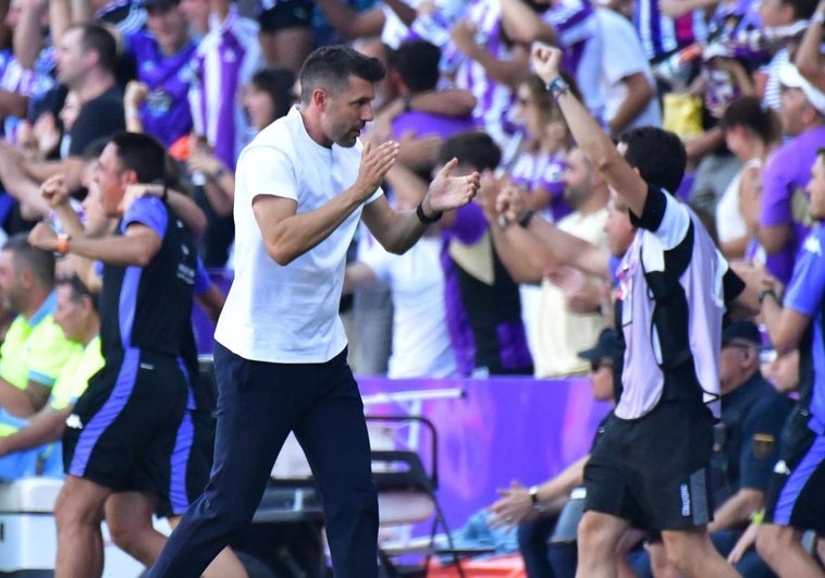 Pezzolano celebra el gol de Moro con su cuerpo técnico.