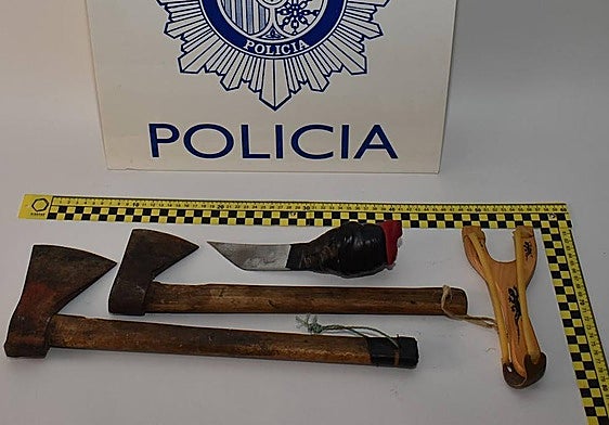 Hachas, objeto punzante y tirachinas intervenidos.