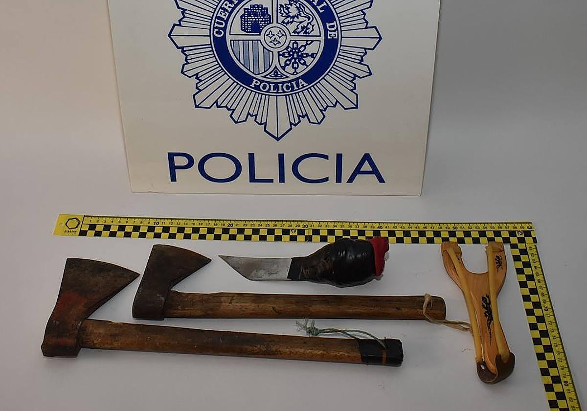 Hachas, objeto punzante y tirachinas intervenidos.