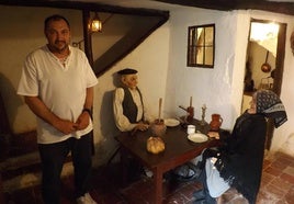 Juan Carlos García, con Ambrosio y Teodosia en 'La Casa del Abuelo' de Cevico de la Torre.