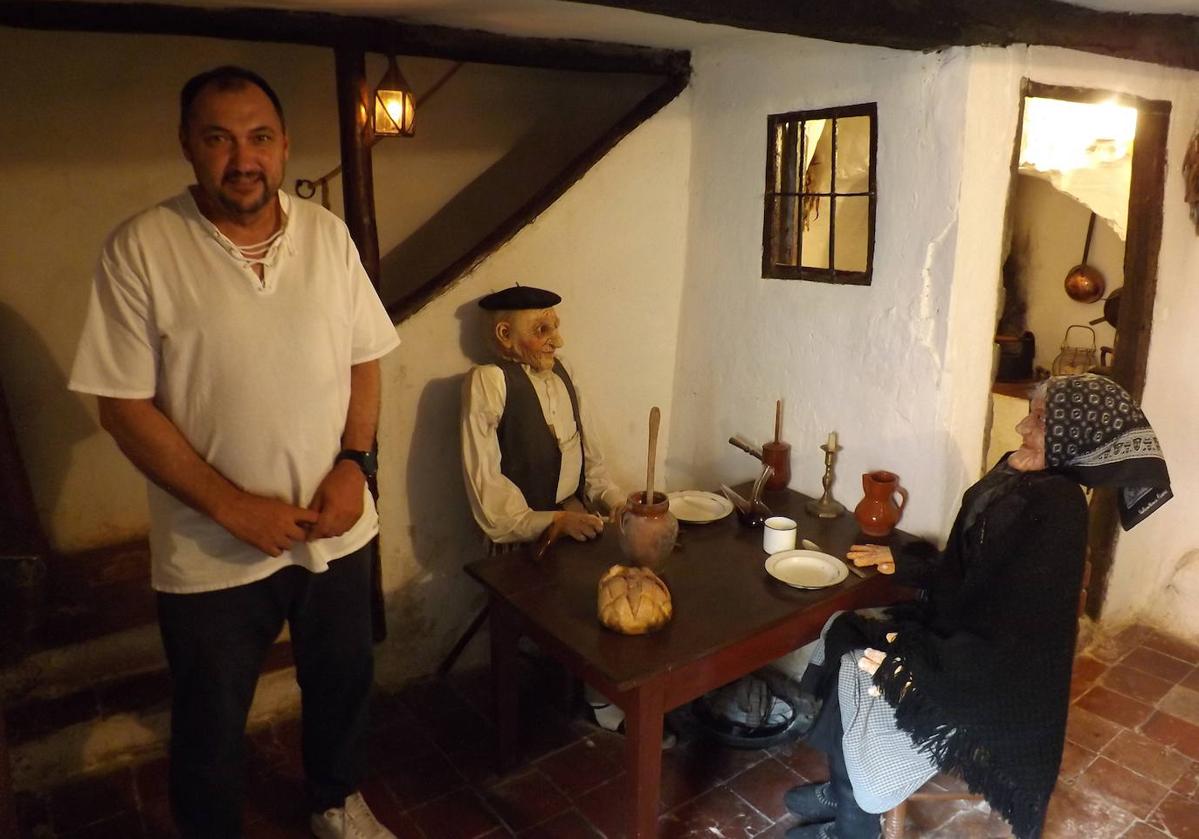 Juan Carlos García, con Ambrosio y Teodosia en 'La Casa del Abuelo' de Cevico de la Torre.