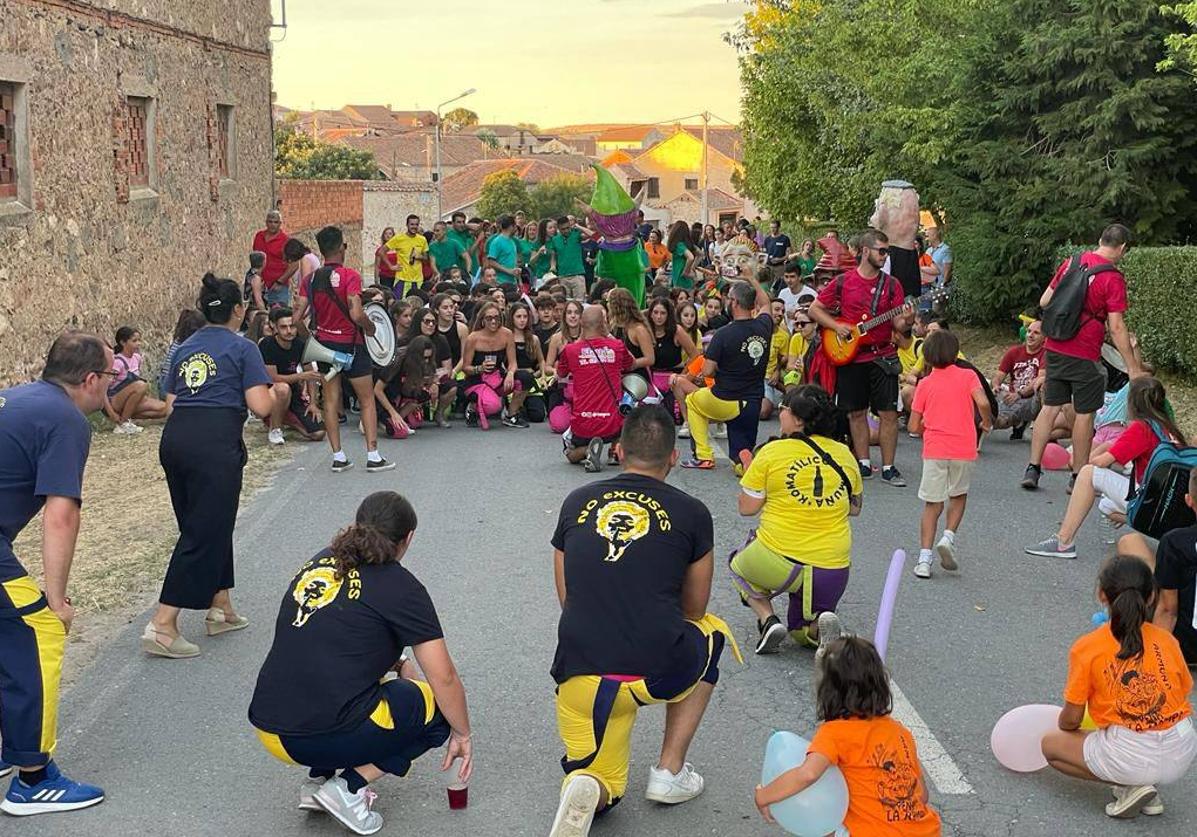 Desfile de peñas en las fiestas del año pasado.