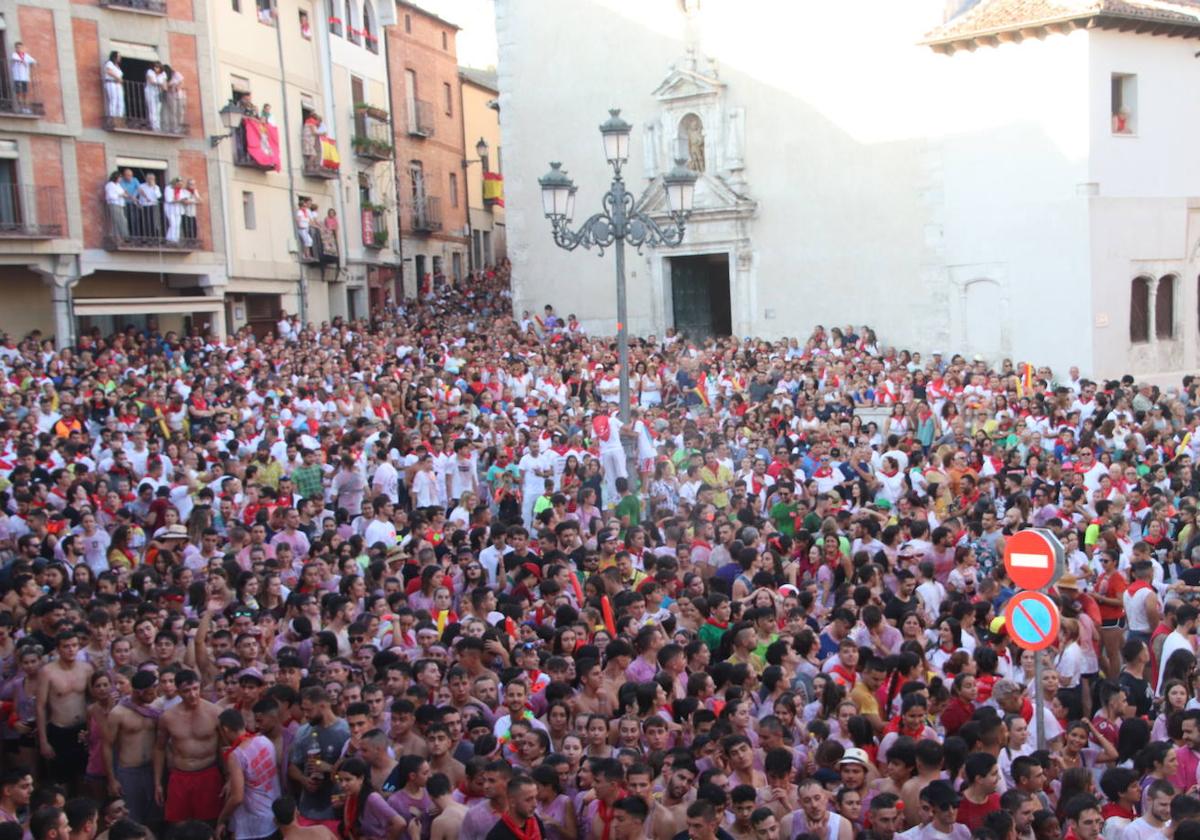 La Plaza Mayor, abarrotada en plena jornada festiva en una anterior edición de los festejos, aguarda a los cuellaranos para abrir los festejos 2024.