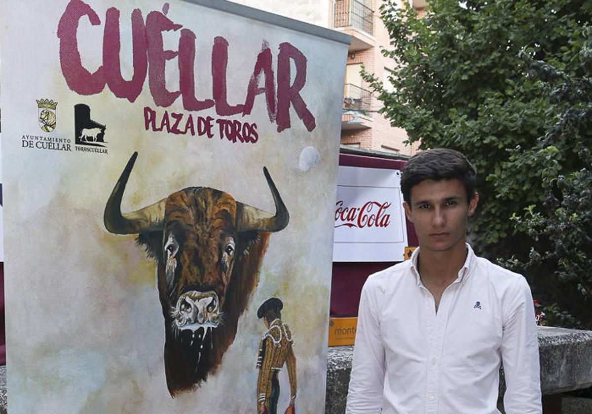 Manuel Diosleguarde, con el cartel de la Feria Taurina 2024.