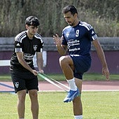 Diego Gómez se ejercita junto a Pablo Ajo en un entrenamiento de pretemporada