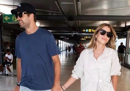 Gerard Piqué y Clara Chía, de la mano, en un aeropuerto.