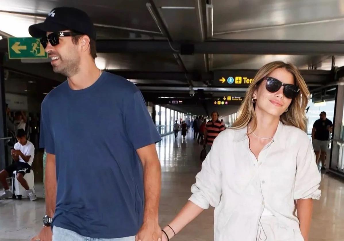 Gerard Piqué y Clara Chía, de la mano, en un aeropuerto.