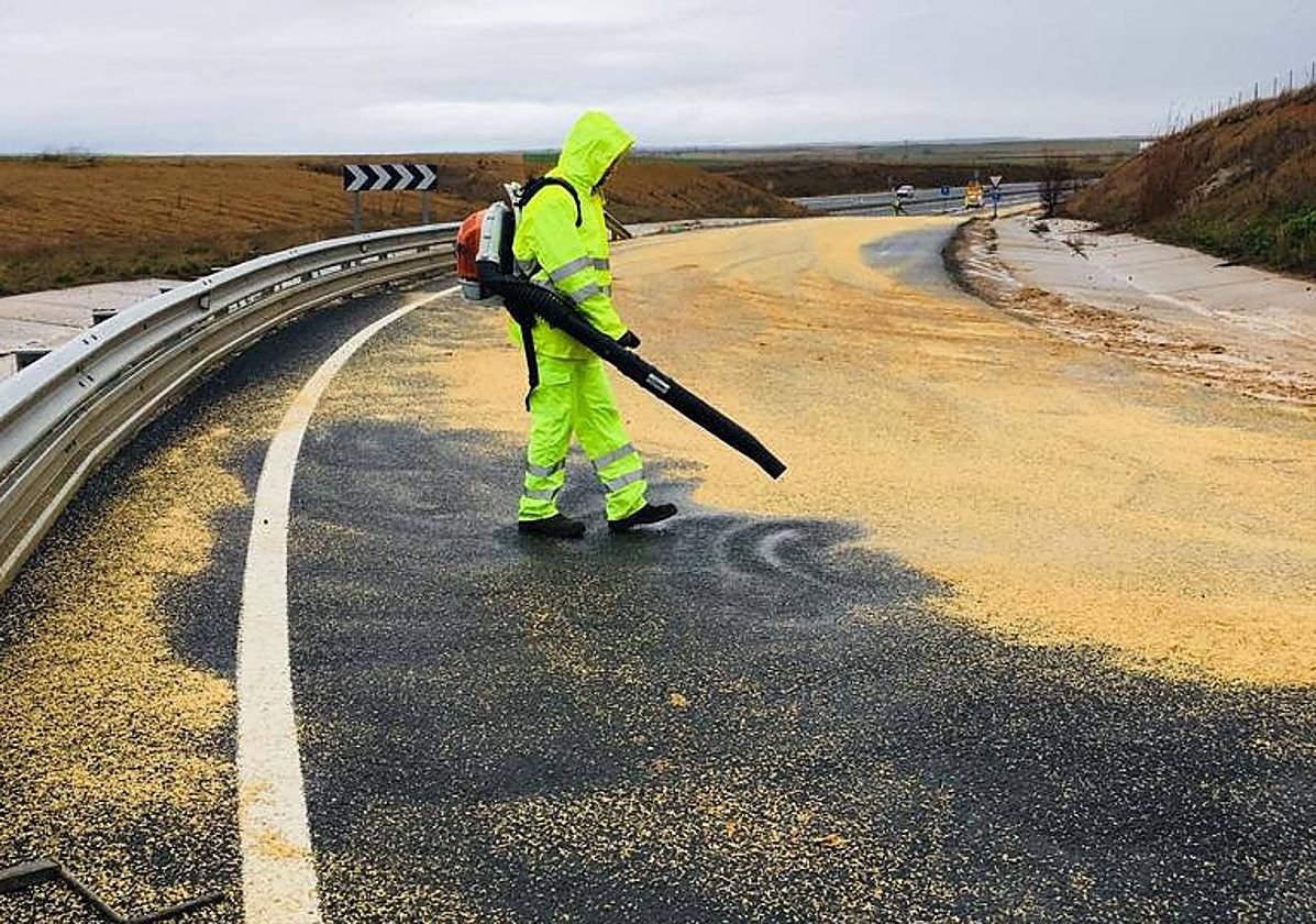 Trabajos de mejora en una carretera de la red estatal.