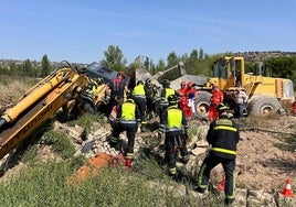 Labores de rescate de los bomberos tras el accidente.