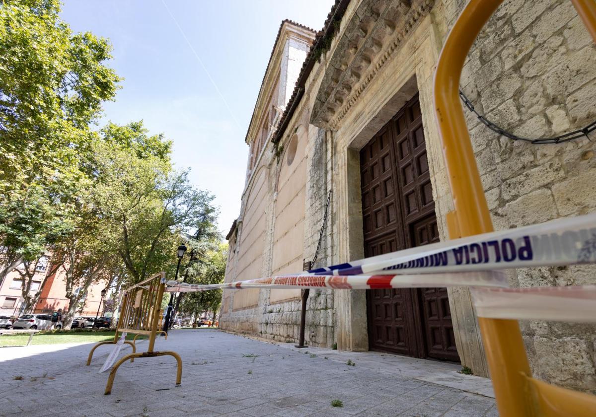 Fachada del Monasterio de las Huelgas Reales acordonada por los desprendimientos.