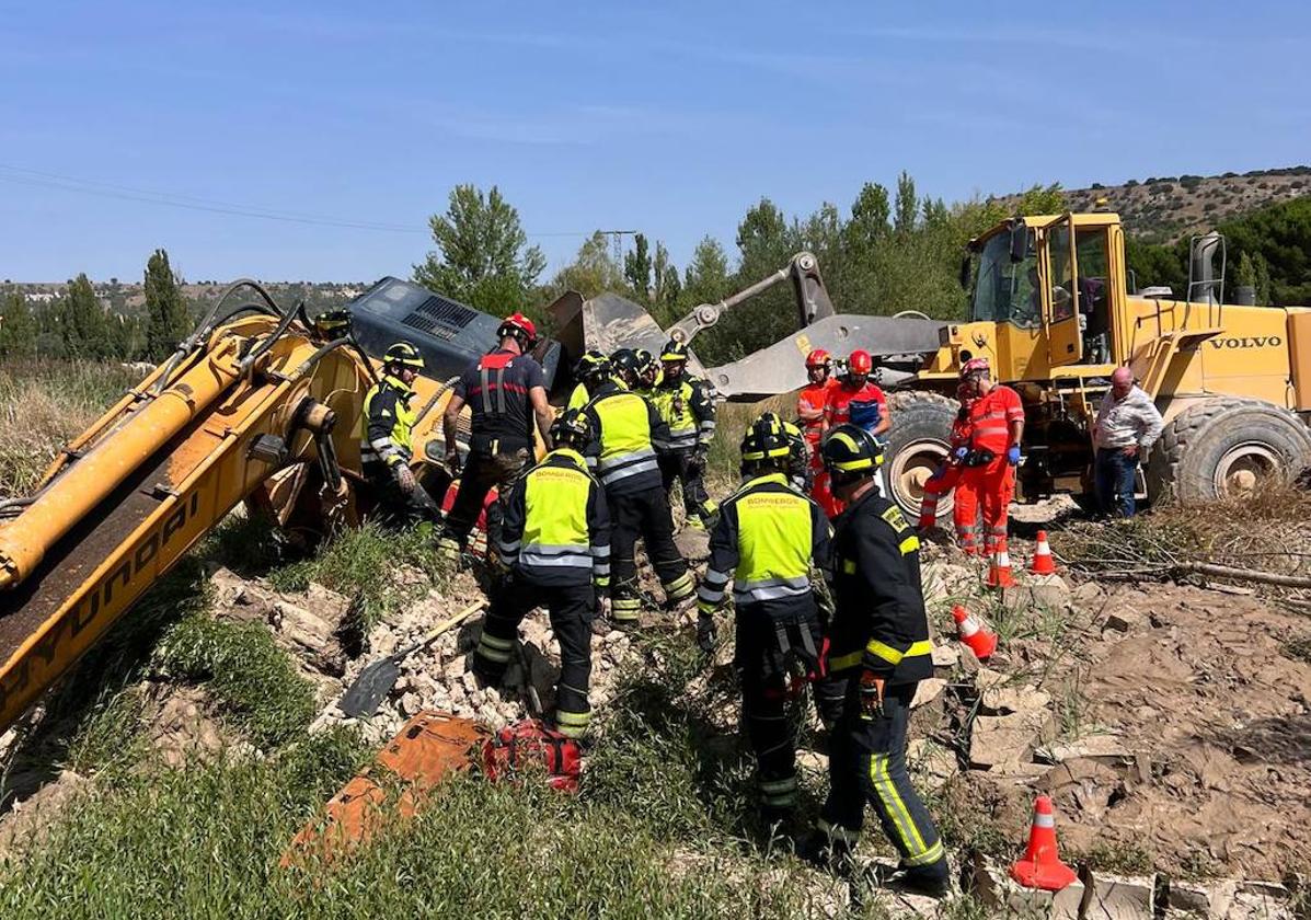 Los bomberos, durante la intervención para liberar al herido.