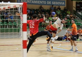 Amistoso entre Balonmano Nava y Torrelavega en el Pabellón Pedro Delgado