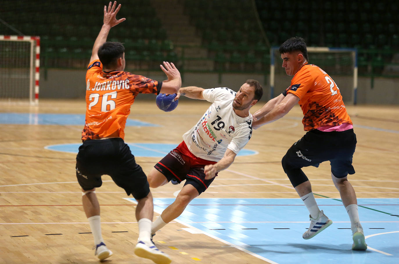 Fotos del partido entre el Nava y el Torrelavega en Segovia