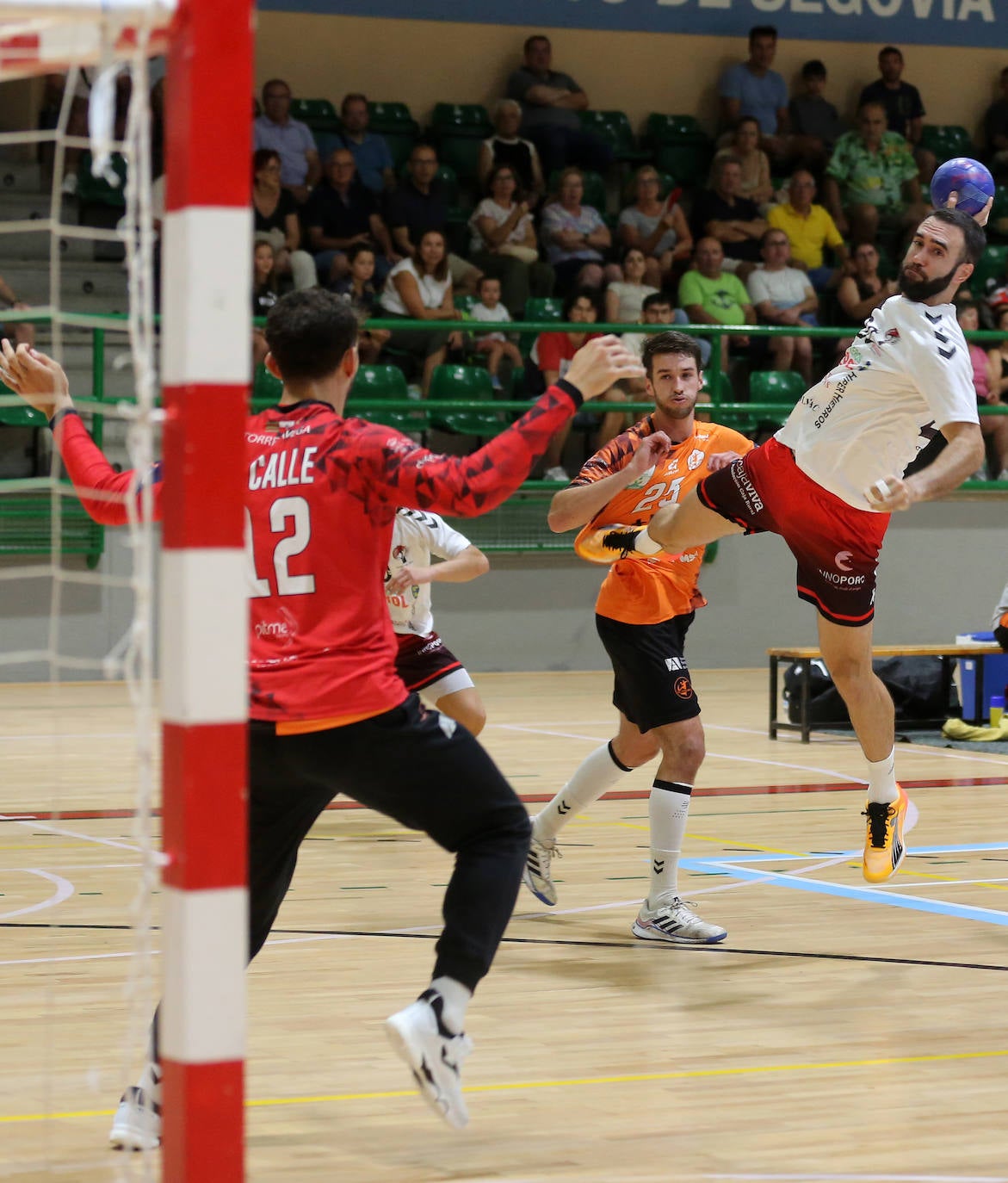 Fotos del partido entre el Nava y el Torrelavega en Segovia